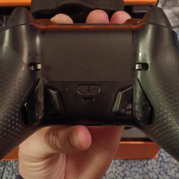 Various brand new controllers, including the scuff instinct pro Xbox controller. - Picture 3 of 6